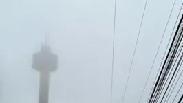 Torre da RBA amanhece coberta por neblina.