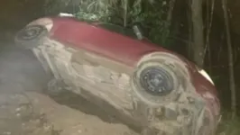 Carro tombado em ribanceira