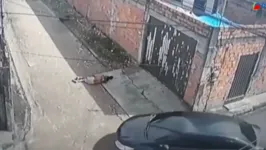 Câmeras flagram o momento em que o homem é atropelado.