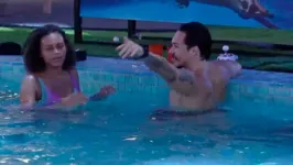 Ele forçou a barra com a sister na piscina