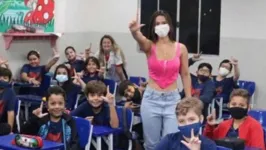 Gesto ocorreu durante visita à escola em que ex-bbb estudou