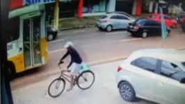 Assaltante foge de bicicleta sem preocupação de ter sido filmado.