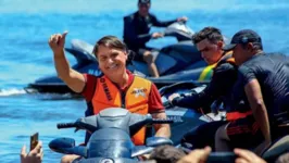 Bolsonaro passeia de jet ski durante férias