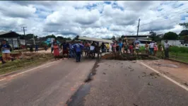 A via foi interditada por moradores de Santa Izabel do Pará.