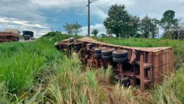 Caminhão tombou após desviar de um buraco