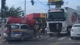 Carreta ficou atravessada na Arthur Bernardes.