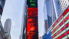 Imagem de Karol Conká aparece em telão na Times Square