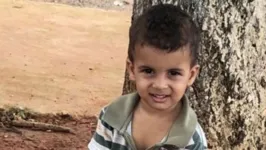 João Victor, de 3 anos, estava brincando no altar.