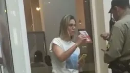 A delegada Gabriela Adas é acusada de ameaçar entregador com arma após confusão com pedido.