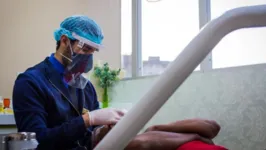 O especialista em implantes dentários, Thiago Maia.