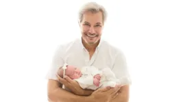 Ator com a filha Chiara de um mês