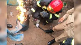 Duas pessoas se queimaram ao levar o botijão de gás para o lado de fora da residência.