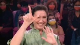 A atriz Lilia Cabral fazendo o gesto que, segundo internautas, faz referência ao pré-candidato à presidência da república, Luiz Inácio Lula da Silva.