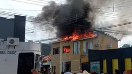 O fogo foi debelado por volta das 10h da manhã desta segunda (4)