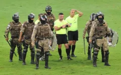 Pressão acontece por ter marcado um pênalti para o Atlético-MG e que foi muito contestado pelos cruzeirenses, dentro e fora de campo