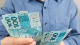 Imposto de Renda: educadora financeira destaca os prós e contras da antecipação do valor da restituição.