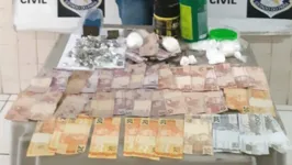 Drogas e dinheiro que estavam em posse do suspeito