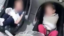 Em vídeos, crianças aparecem amarradas com lençóis