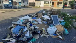 Local virou ponto de descarte de lixo, reclamam moradores