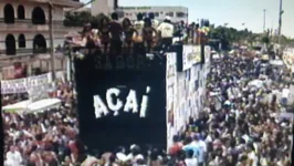 A folia atrás do trio elétrico em Mosquwiro