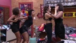 Imagem ilustrativa da notícia Vídeo: bêbadas, Lina e Natália brigam feio depois da festa