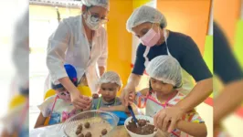 As crianças criaram pirulitos e ovos de Páscoa com frutas.