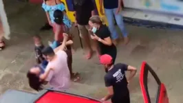 Momento em que empresária é socorrida