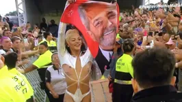 Pabllo Vittar levanta toalha com rosto de Lula durante show no Lollapalooza