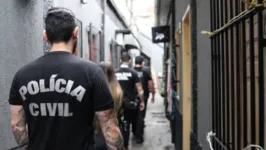 No total, seis mandados de busca e apreensão foram cumpridos pela Polícia Civil durante a operação.