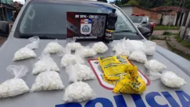 Foram apreendidos mais de 700 papelotes de cocaína.
