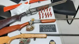 Quatro armas de fogo, mais munições, foram apreendidas