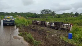 Veículo tombou para o lado de fora da pista