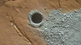 Os buracos são pequenos, medindo cerca de 1,6cm de diâmetro e 6,4 cm de profundidade