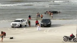 Carro de luxo é engolido parcialmente pelo mar