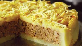 Essa torta de batata com carne moída é uma boa opção para fazer no almoço em família. Além disso seu preparo é bem fácil e fica simplesmente maravilhoso, confira.