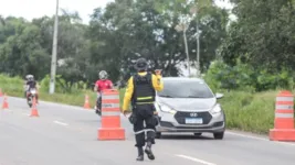 Projeto realiza abordagens educativas, orientando os condutores a manter uma direção segura.