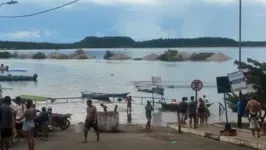 Barracas de praia ficaram submersas pelas águas