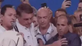 Bolsonaro colocou o intérprete atrás dele no palco do evento