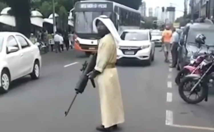 Imagem ilustrativa da notícia: De fuzil na mão, terrorista fake desfila no Ver-o-peso