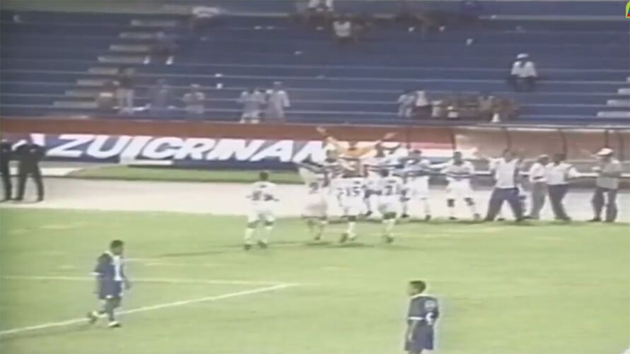 Paysandu x CSA em 2000, pela Copa João Havelange. Equipe paraense entra em campo para tentar quebrar tabu histórico.