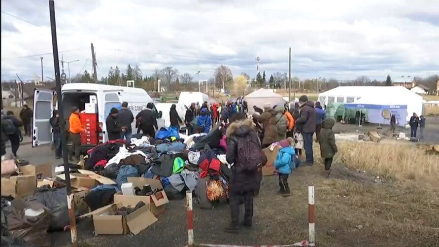 Imagem ilustrativa da notícia: Vídeo: civis deixam Ucrânia durante cessar-fogo temporário