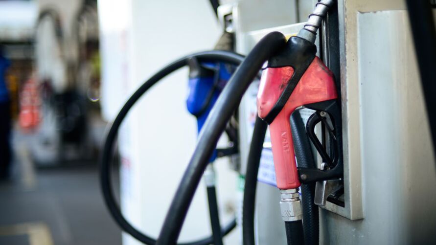 A medida fará o preço da gasolina cair até R$ 0,20 para o consumidor.
