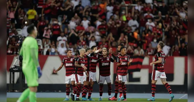 Imagem ilustrativa da notícia Estrela do Flamengo apaga fotos de rede social após vice