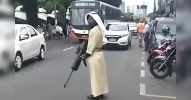 Imagem ilustrativa da notícia De fuzil na mão, terrorista fake desfila no Ver-o-peso