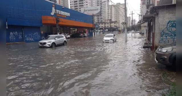 Imagem ilustrativa da notícia Temporal e maré alta alagam e causam transtorno em Belém