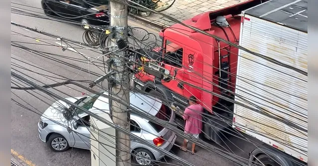 Imagem ilustrativa da notícia Batida entre carro e caminhão ocupa faixas da avenida Nazaré