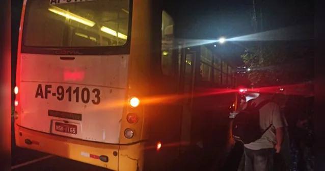 Imagem ilustrativa da notícia Guarda municipal reage a assalto em ônibus e mata bandido