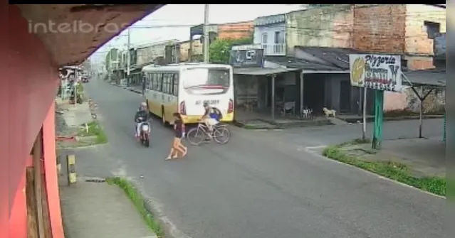 Imagem ilustrativa da notícia Vídeo flagra jovens sendo atropeladas por moto em Belém