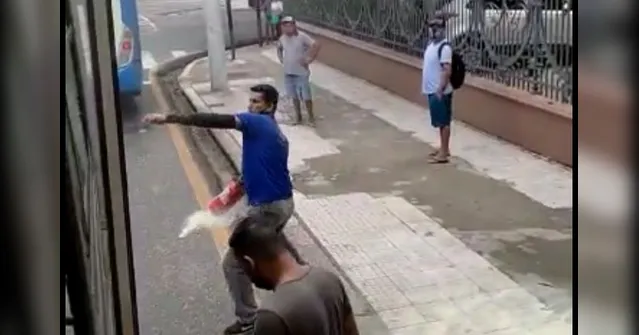 Imagem ilustrativa da notícia Vídeo: rodoviários brigam e ameaçam com extintor em Belém 