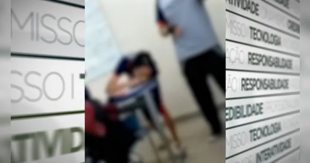 Imagem ilustrativa da notícia Vídeo: alunos aparecem cheirando e fazendo farra em escola